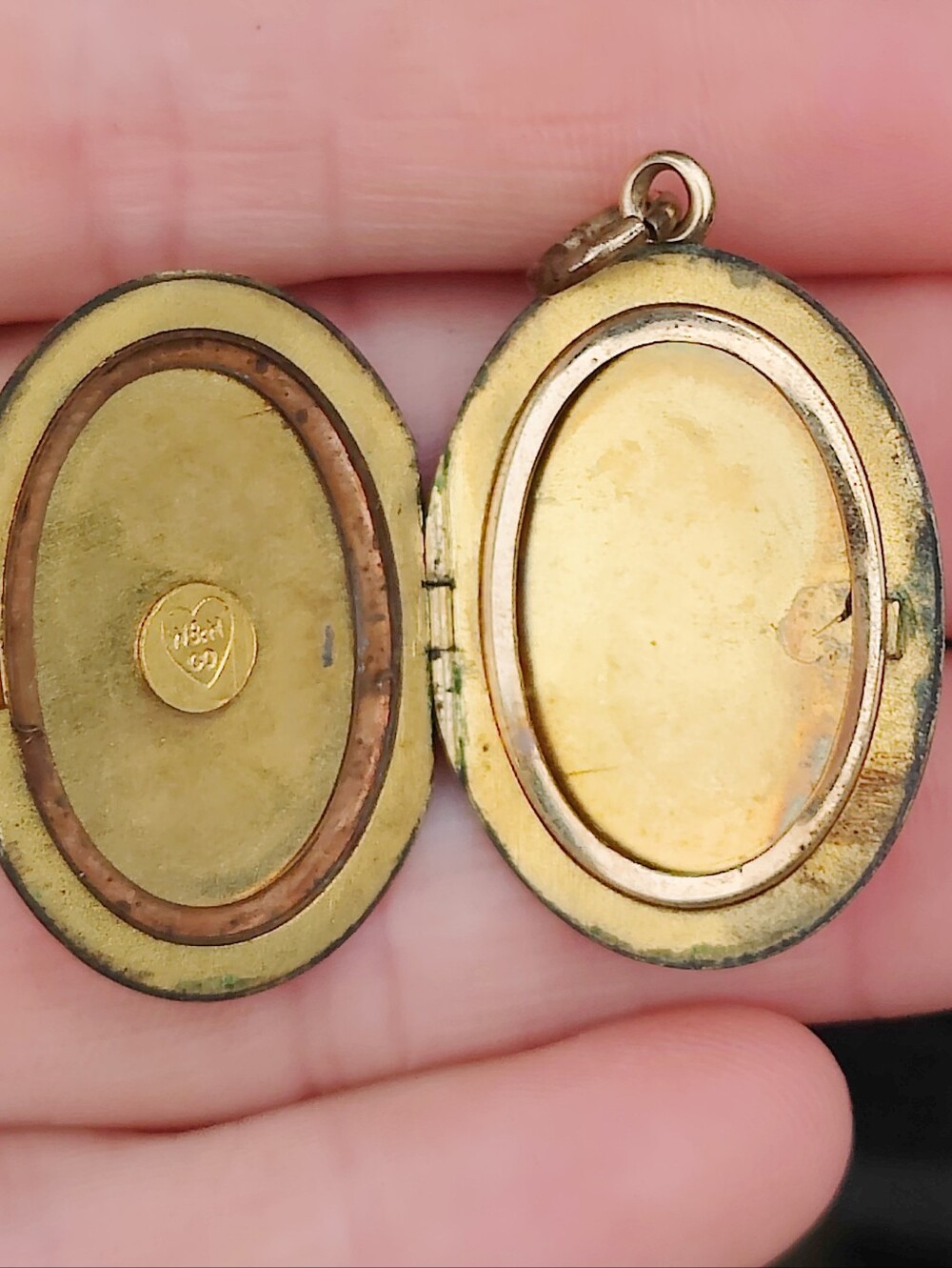 Antique Gold Filled W&H Co. Etched Locket Pendant - Picture 3 of 5